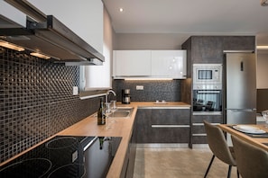 Fridge, microwave, oven, stovetop - Mirma Luxury Apartment (Chania)