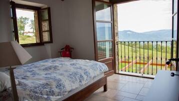 3 quartos, acesso à internet, roupa de cama