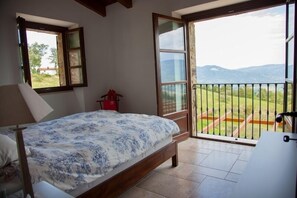 3 quartos, acesso à internet, roupa de cama