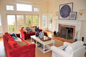 Smart TV, fireplace, DVD player, ping pong