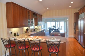 Fridge, microwave, oven, stovetop - Luxurious Waterfront Retreat in Southampton: Breathtaking Views, Pool, and More! (Southampton)
