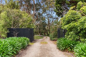 Property grounds - Shoreham Luxury Beach Escape – Sleep up to 16! With Pool, privacy & Wineries (Shoreham)