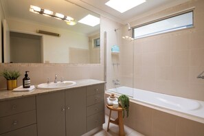 Combined shower/bathtub, hair dryer, towels, soap - Shoreham Luxury Beach Escape – Sleep up to 16! With Pool, privacy & Wineries (Shoreham)