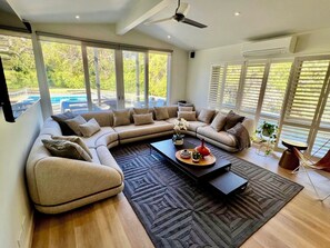 Smart TV, fireplace, DVD player, books - Shoreham Luxury Beach Escape – Sleep up to 16! With Pool, privacy & Wineries (Shoreham)