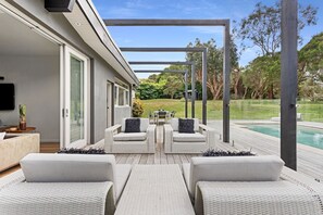 Terrace/patio - Shoreham Luxury Beach Escape – Sleep up to 16! With Pool, privacy & Wineries (Shoreham)