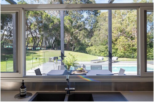 Shoreham Luxury Beach Escape – Sleep up to 16! With Pool, privacy & Wineries