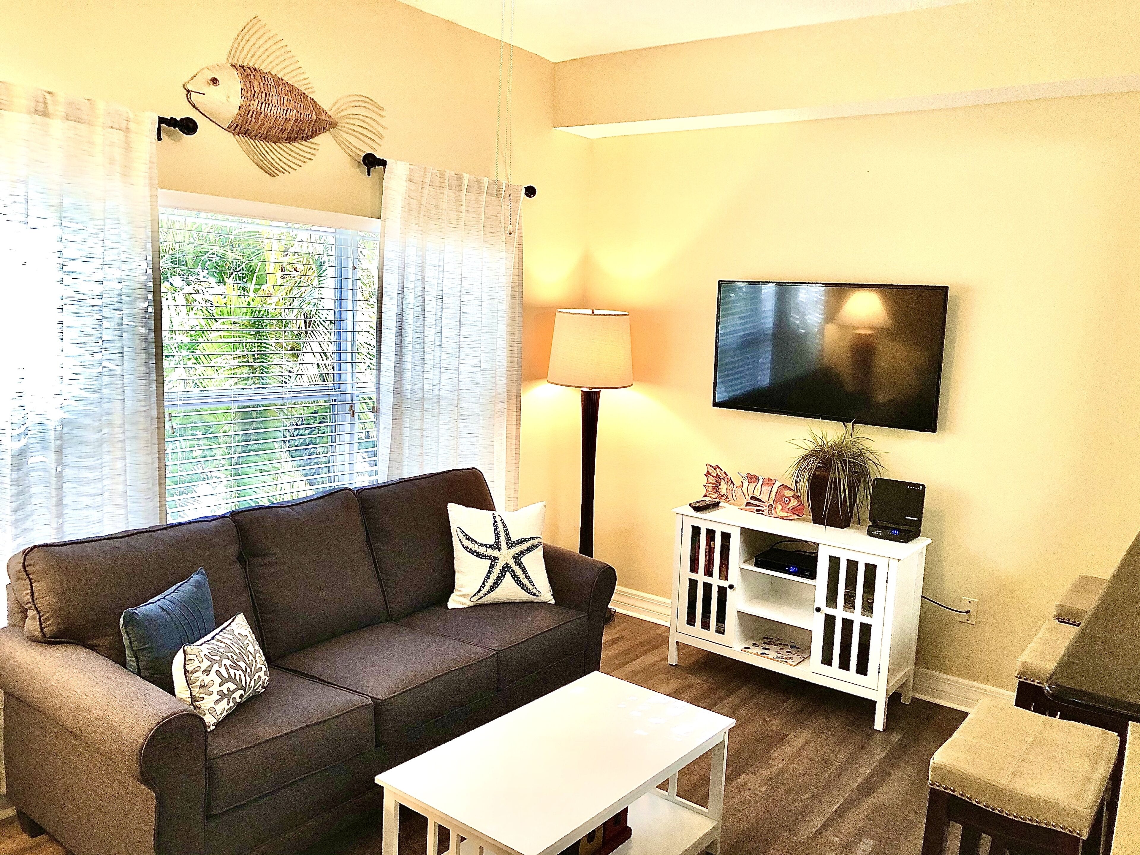Up-to-date And Cozy!  Next To John's Pass  - Across The Street To White Sands! - Madeira Beach, FL