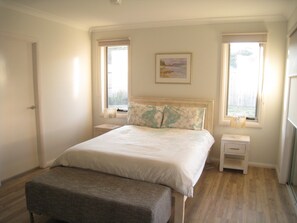 Master bedroom with Queen Bed