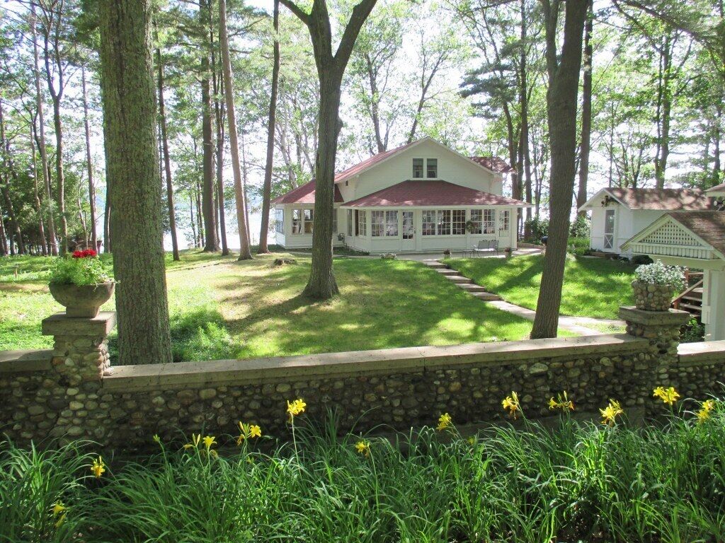 Historic Platte Lake Home, 205 Ft Lakefront, 2 Miles From Sleeping Bear Dune