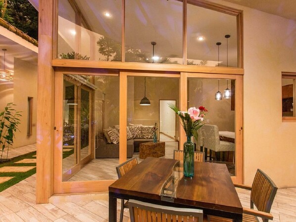 تناول الطعام بالخارج