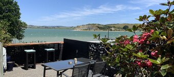 Spacious harbourside apartment with amazing views