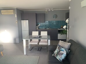 TV, DVD player, books, video library - Spacious harbourside apartment with amazing views (Whangarei City)