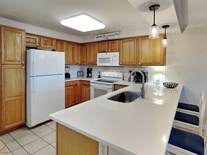 Kjøleskap, mikrobølgeovn, ovn og kokeplater