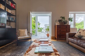 Luxury Villa | Ruang tamu | 32 inci televisyen skrin rata dengan satelit, TV
