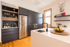Luxury Villa | Dapur peribadi | Peti sejuk/penyejuk beku saiz penuh, ketuhar gelombang mikro, ketuhar