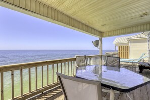 Outdoor dining - Beach Music - 4 bedroom, 2 bath, gulf front home on Dauphin Island (Dauphin Island)