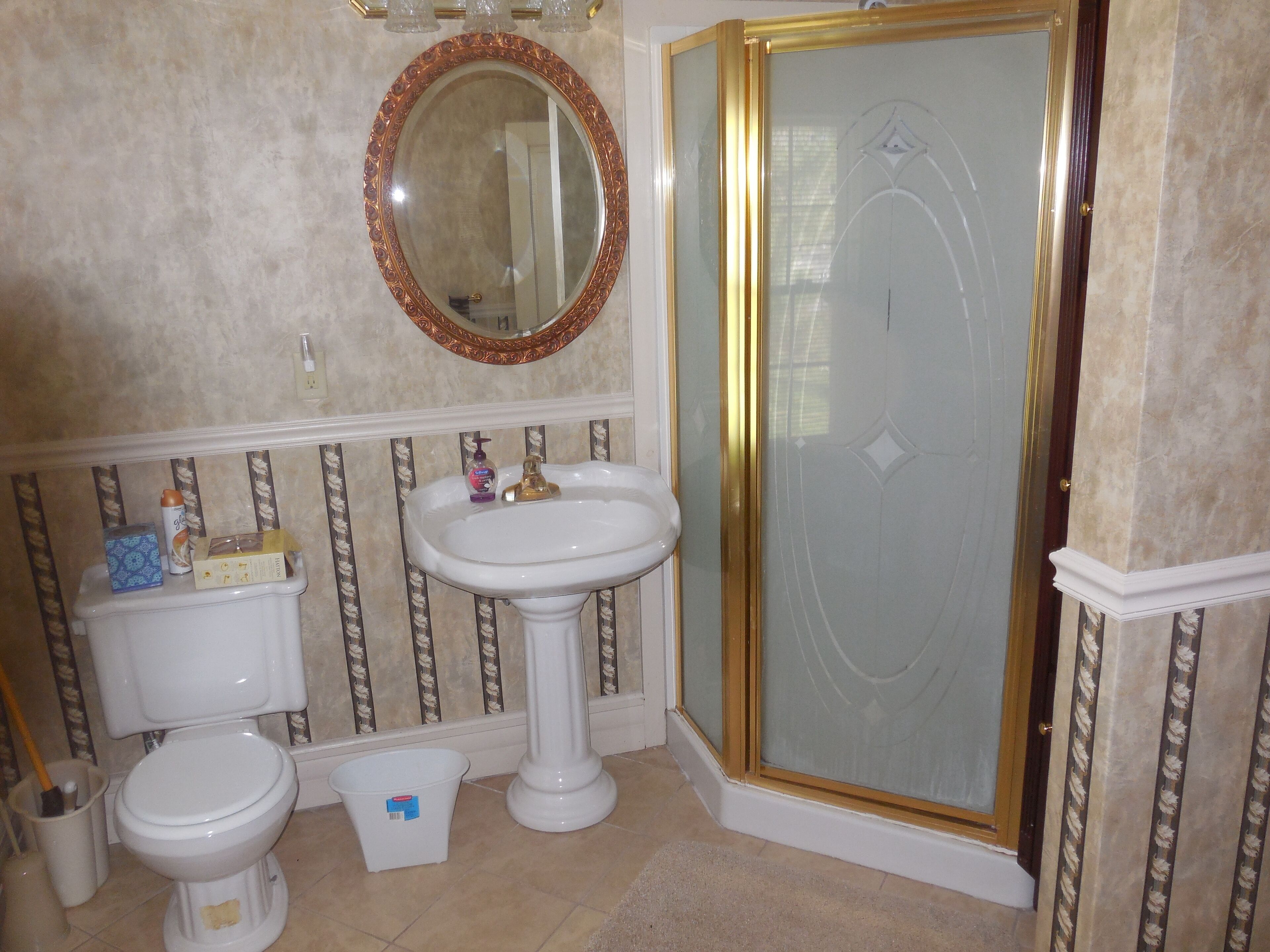 Upstairs Full Bathroom