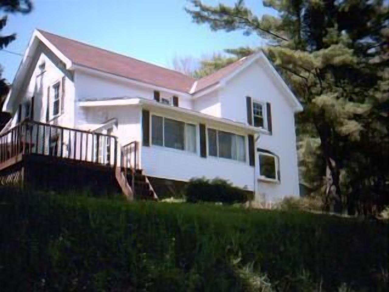 Luxury accommodation overlooking Lake Otsego with private waterfront. 11 rooms.