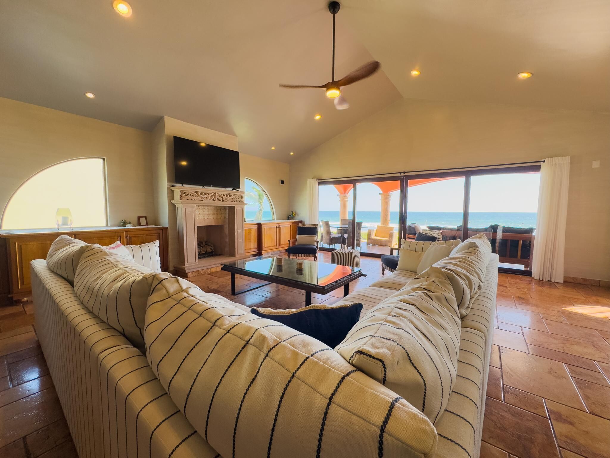 TV connectée, cheminée, lecteur de DVD, table de tennis de table