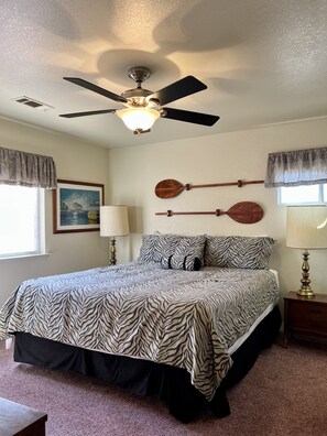 4 bedrooms, free WiFi, bed sheets - Enjoy the outdoors with home so close to the miniature golf course in Oak Shores (Lake Nacimiento)