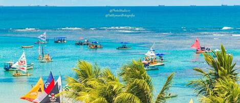 Na praia, espreguiçadeiras, toalhas de praia