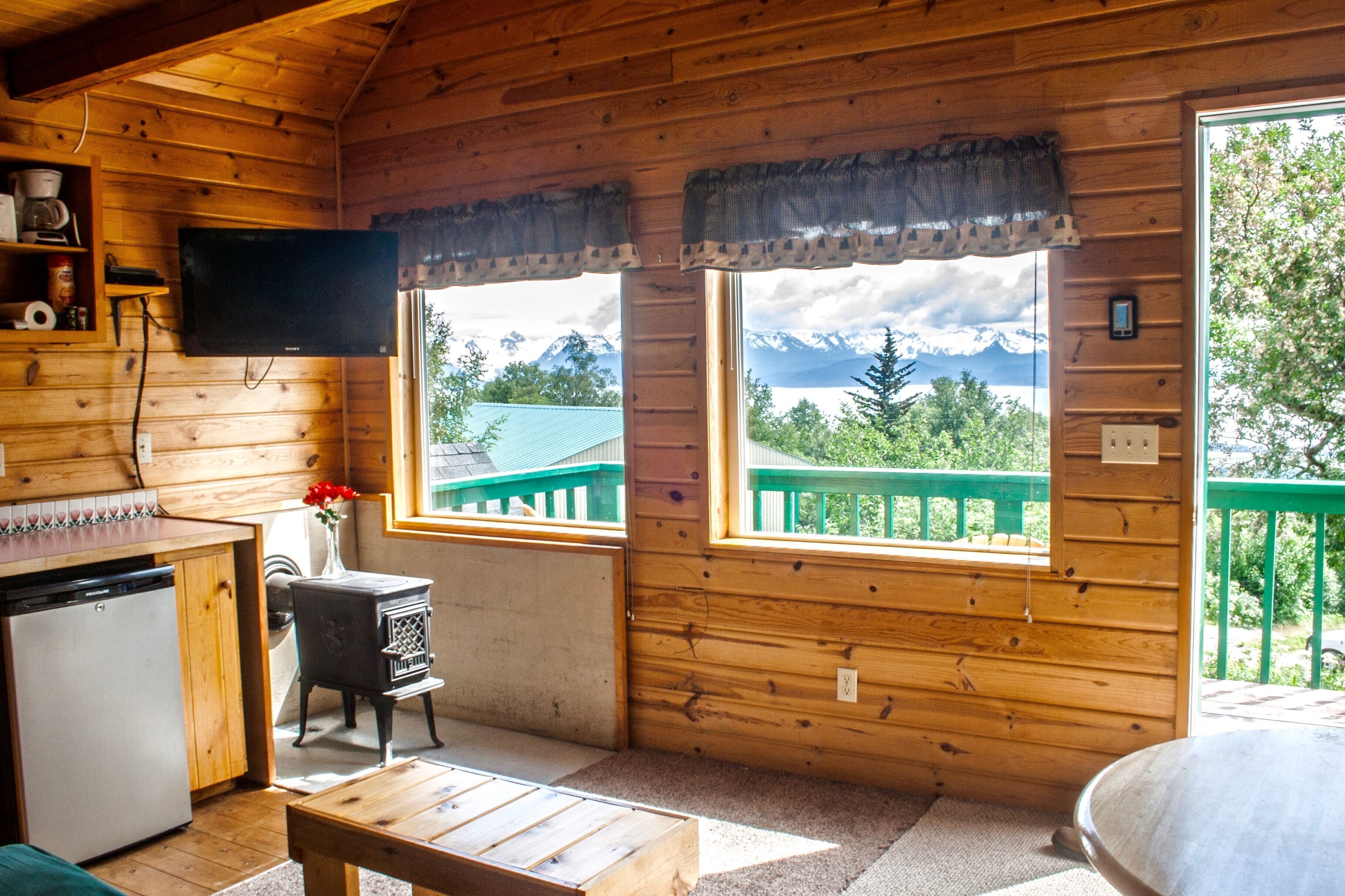 Charming Up the Hill Cabin with spectacular views