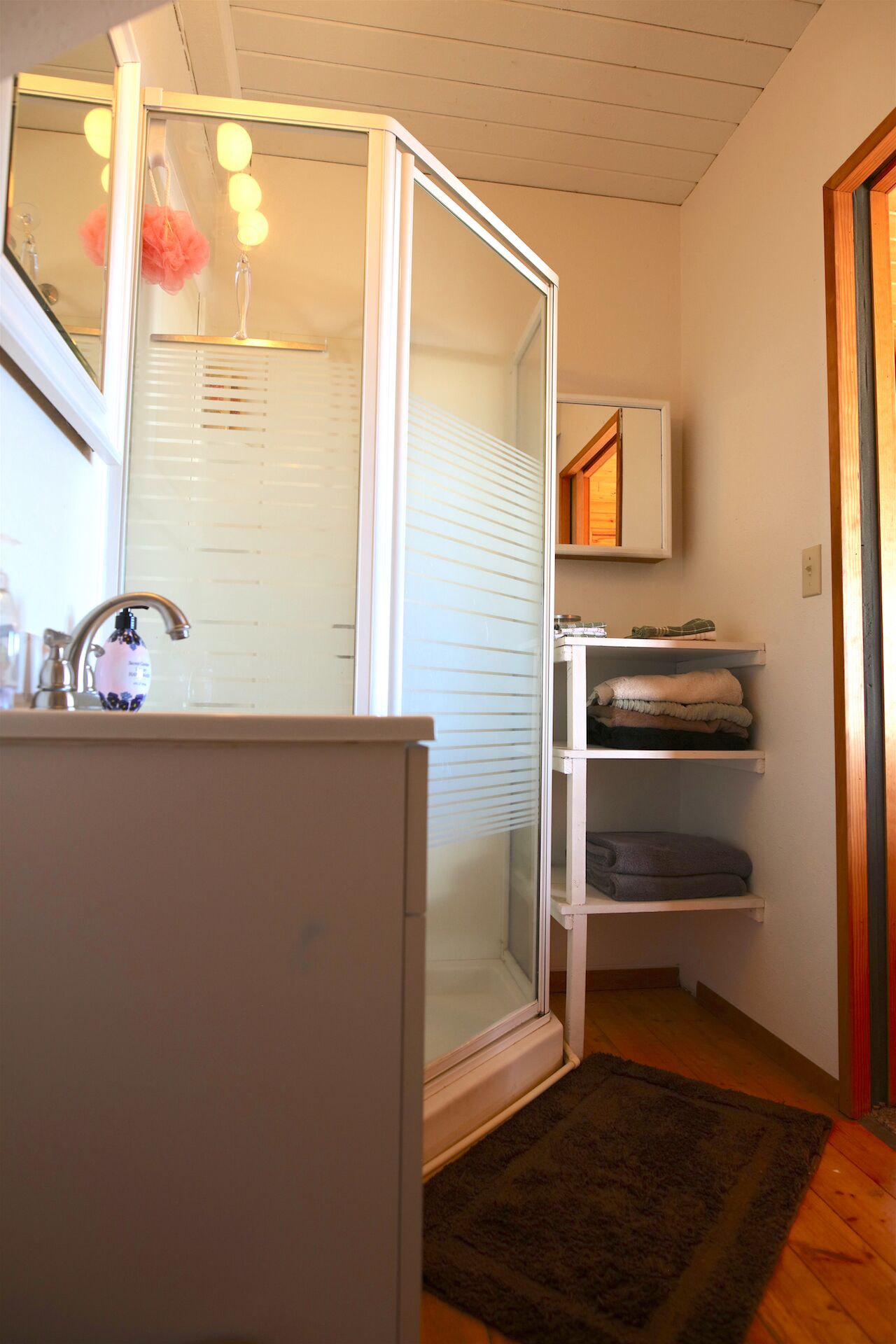 Charming Up the Hill Cabin with spectacular views