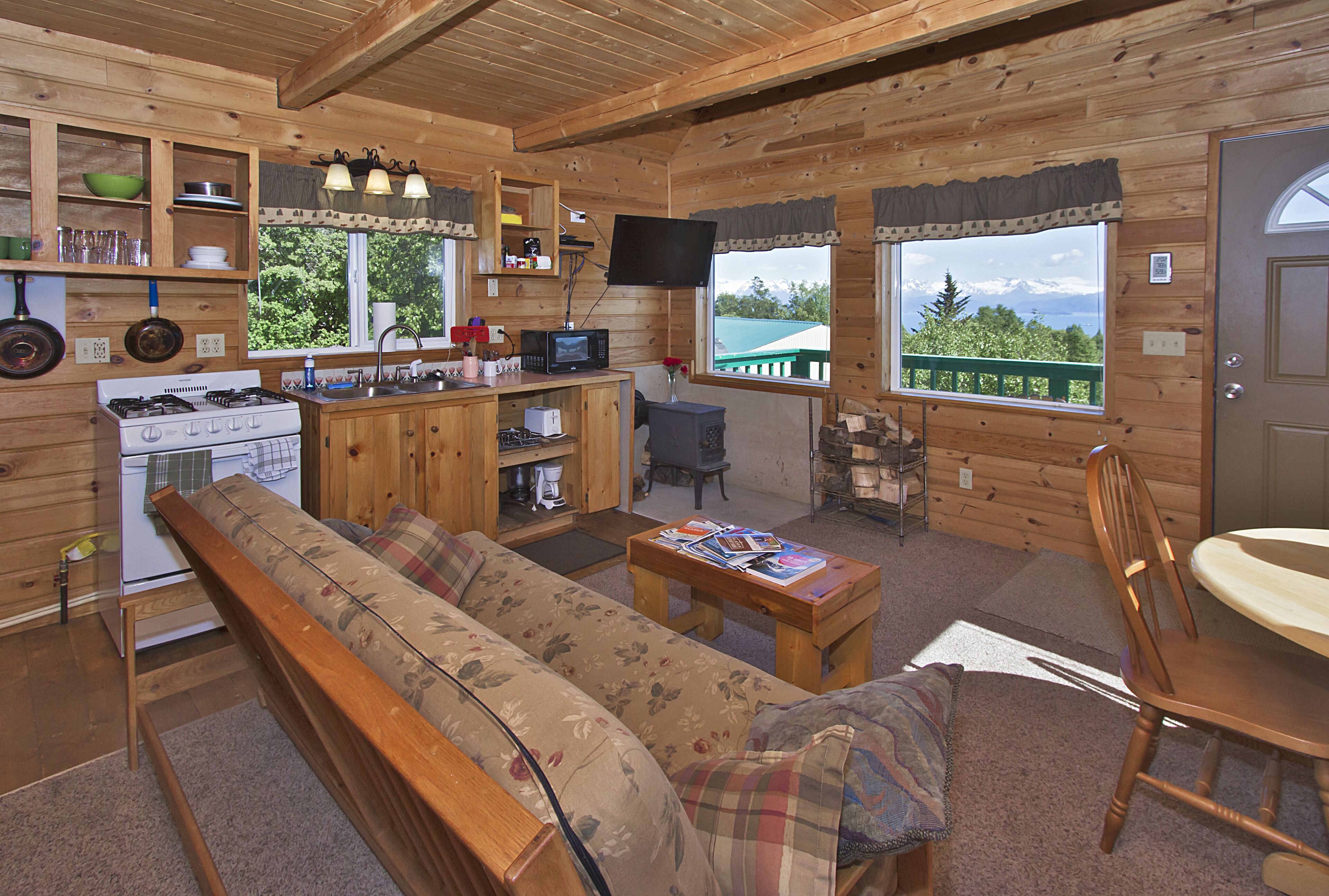 Charming Up the Hill Cabin with spectacular views