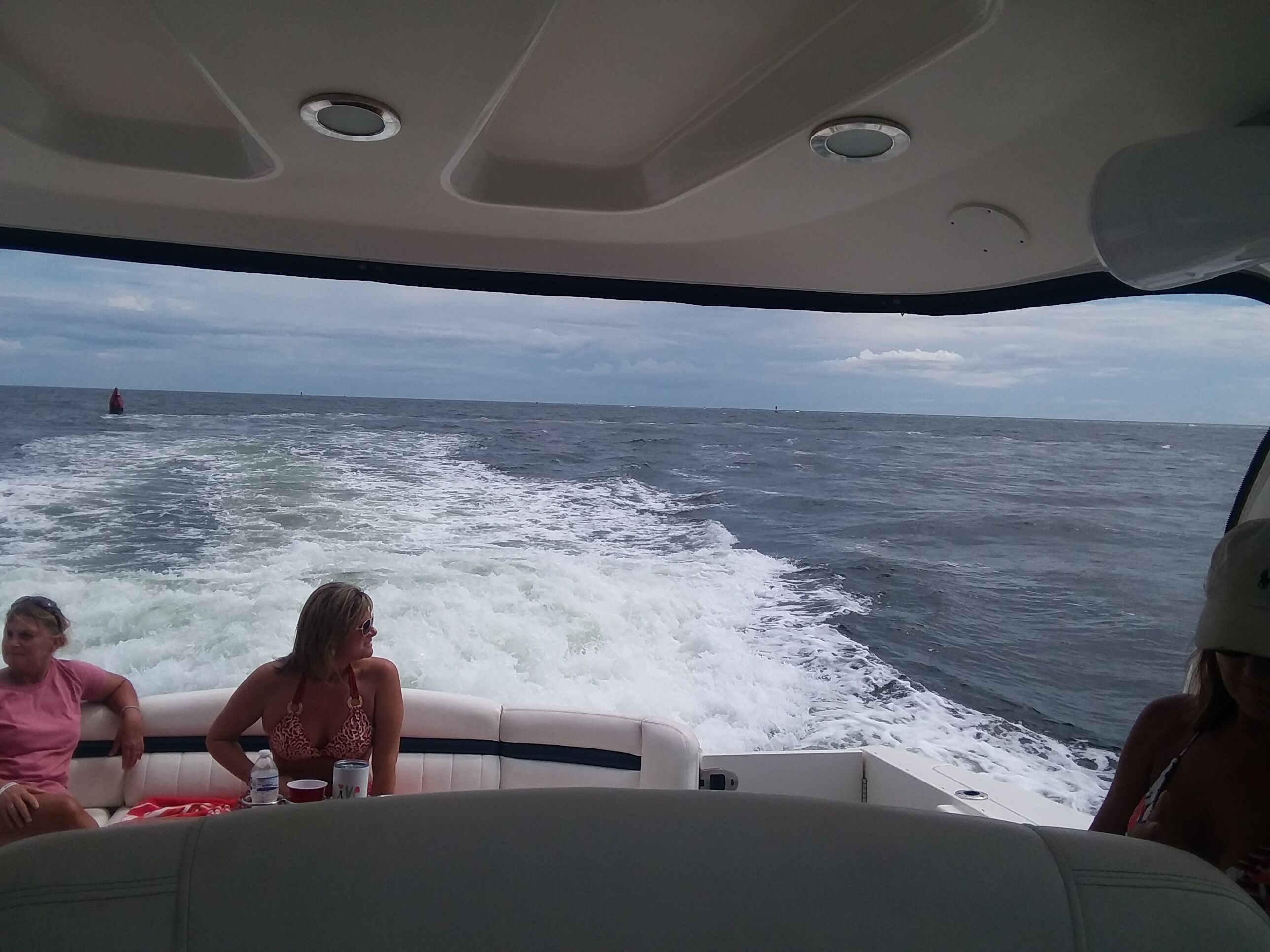L'intérieur d'un bateau donnant sur l'océan.