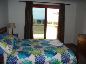 4 間睡房、熨斗/熨衫板、可攜式嬰兒床、床單