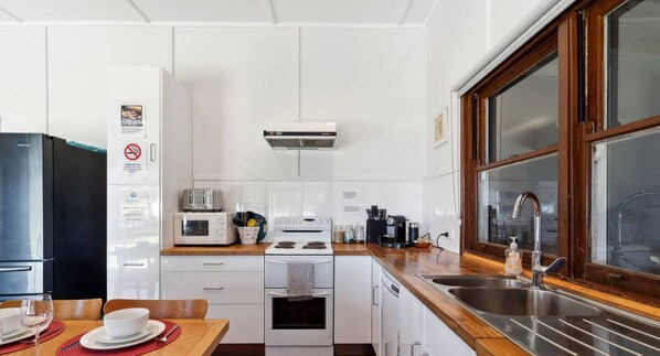 Frigorifero, microonde, forno, piano cottura