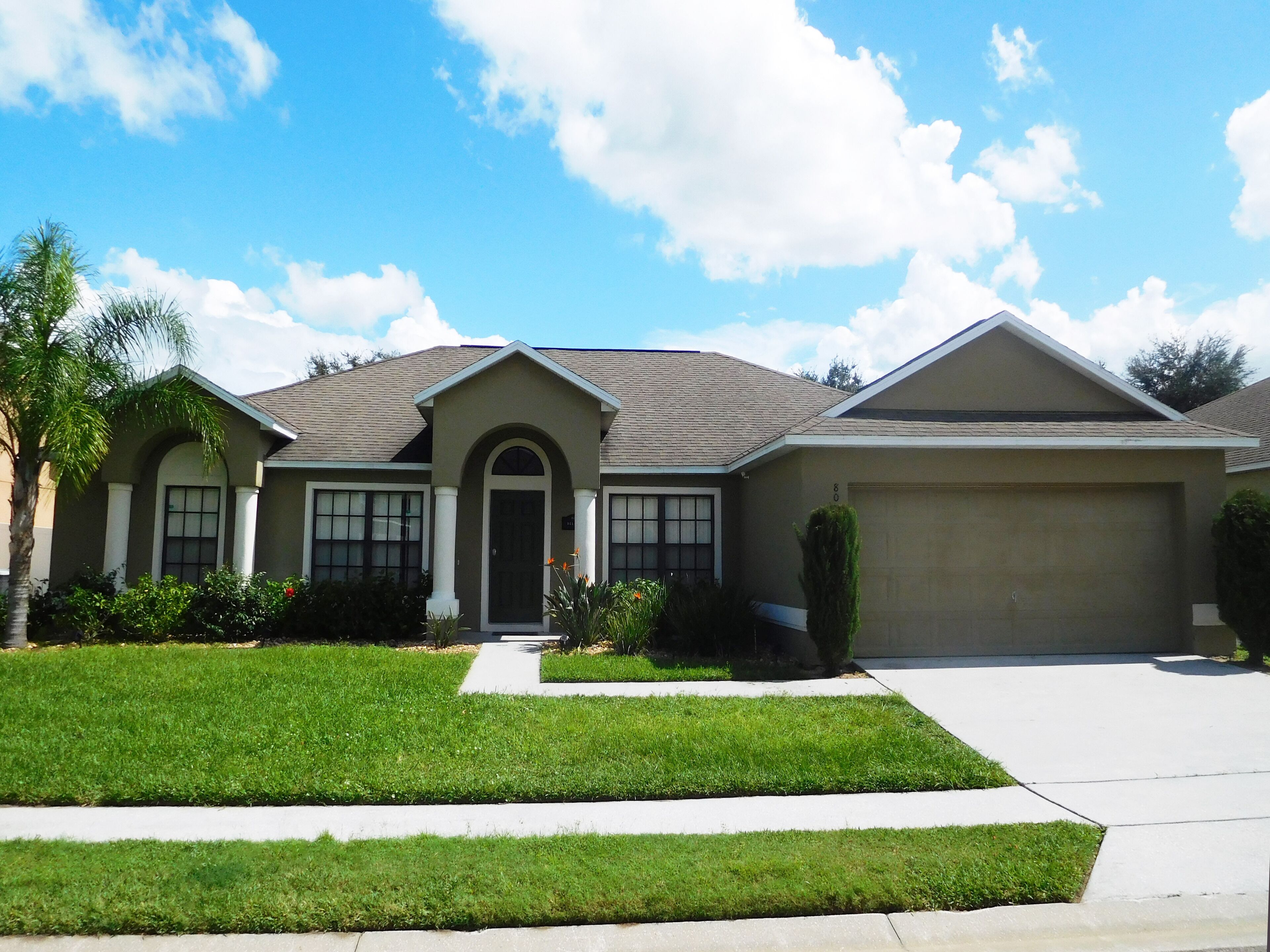 Fantastic 4 bed detached home, large pool, great pool deck, Disney 9 miles!
