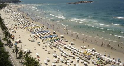 High standard apartment, balcony facing the sea, Pitangueiras Beach.
