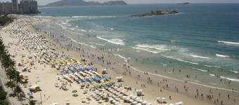 High standard apartment, balcony facing the sea, Pitangueiras Beach.