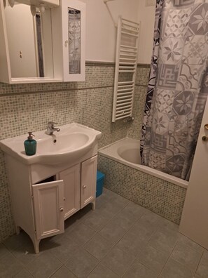 Bañera con ducha, secador de pelo, toallas, jabón
