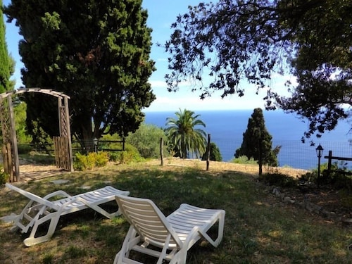 Villa Alpicella im Herzen eines Parks mit Olivenbäumen und Zypressen mit Blick auf das Meer