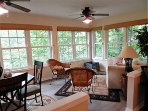 Smart TV, fireplace - Stiles Lake House - Lake Lure Lakefront, Kayaks! (Lake Lure)