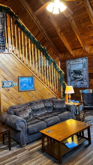 Fernseher, Kamin, DVD-Player, Stereoanlage