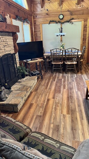 Fernseher, Kamin, DVD-Player, Stereoanlage