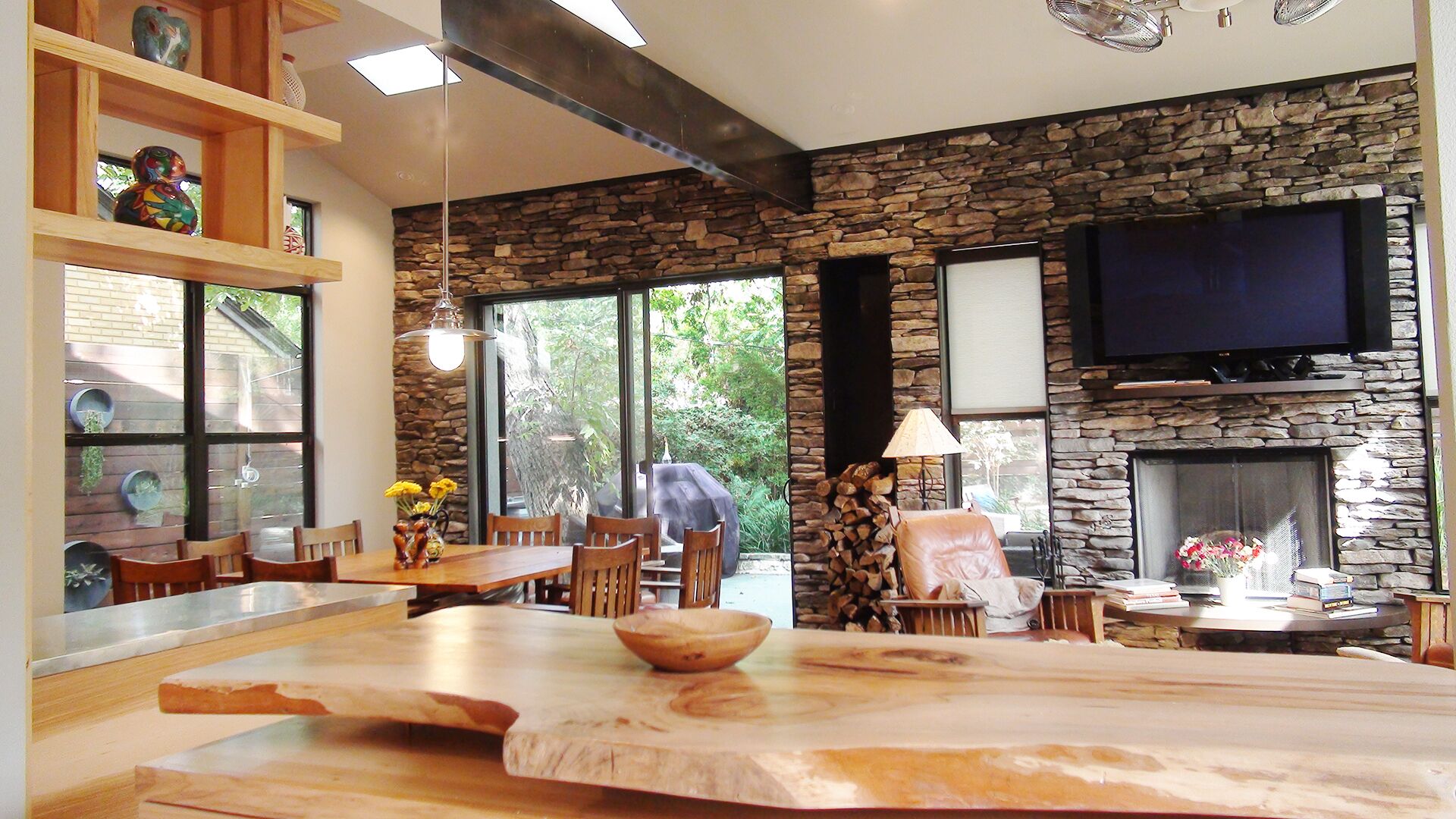  Walk to SoCo & downtown Austin!  FirePit,HotTub, WiFi