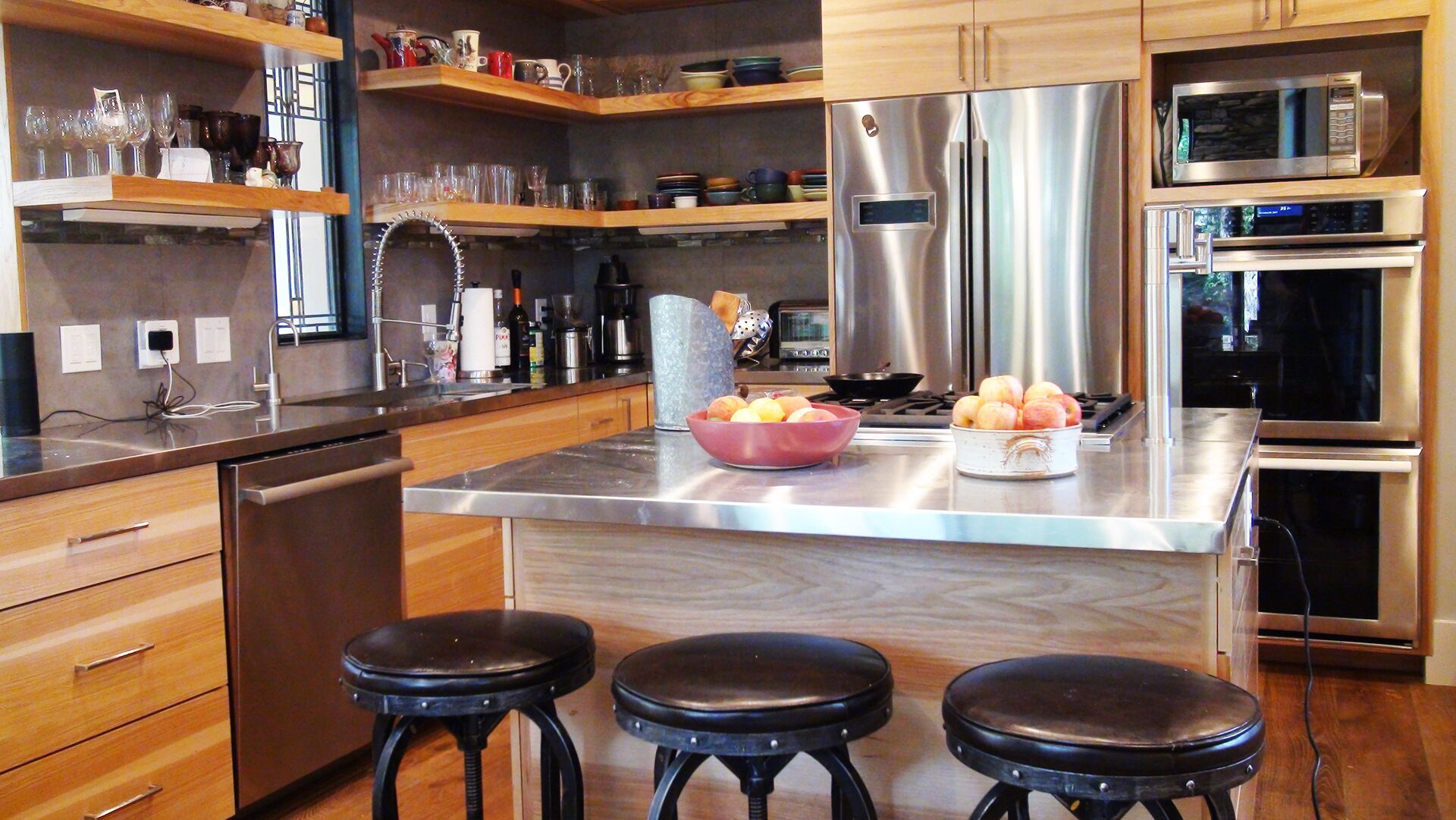  Walk to SoCo & downtown Austin!  FirePit,HotTub, WiFi