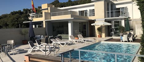 Una piscina al aire libre, una piscina climatizada