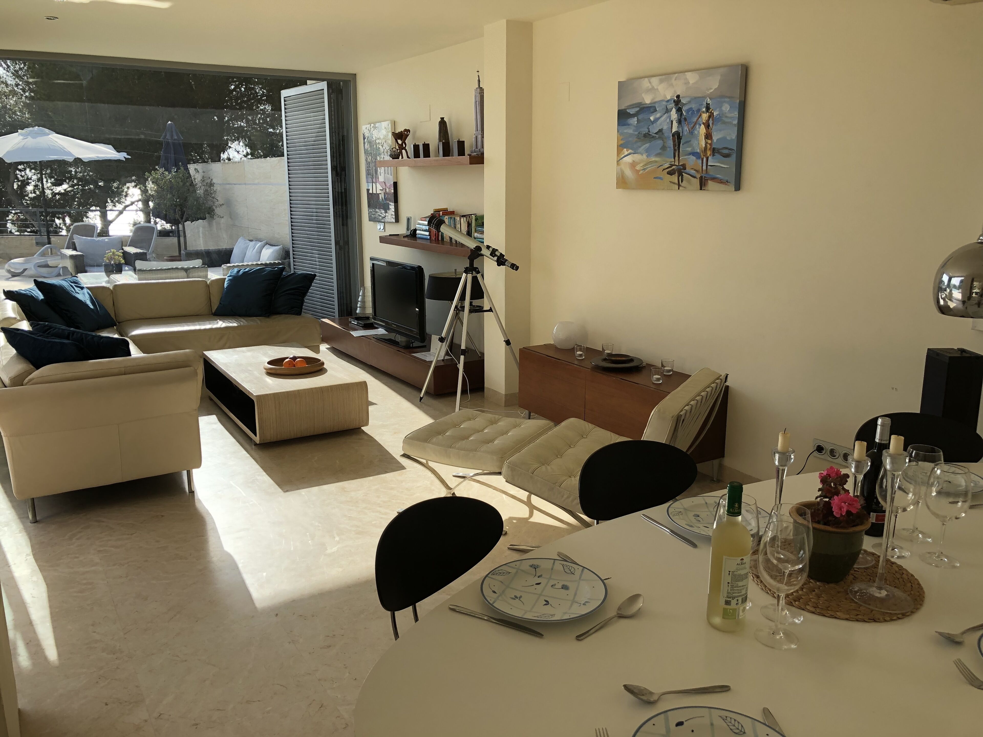 Een televisie, videogames, een dvd-speler en een tafeltennistafel