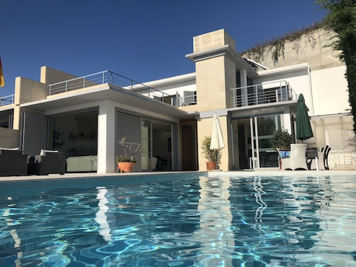 Hervorragende Villa, beheizter Pool (April-Oktober), 7 Minuten zu Fuß zum Strand