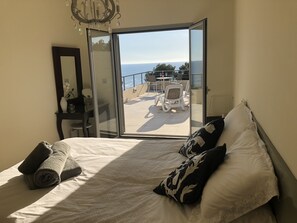 6 bedrooms, iron/ironing board, WiFi, bed sheets