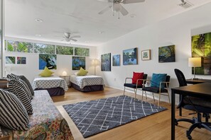 3 bedrooms, desk, iron/ironing board, travel cot - Mid-Century Modern W/Private Lap Pool In secluded Garden and art studio (Sarasota)