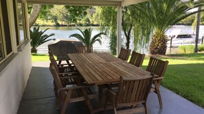 屋外ダイニングエリア