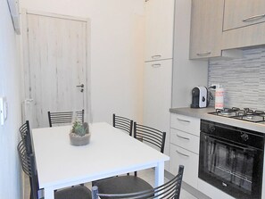 Fridge, microwave, oven, stovetop - View on Lerici: apartment in the center but very quiet (Lerici)