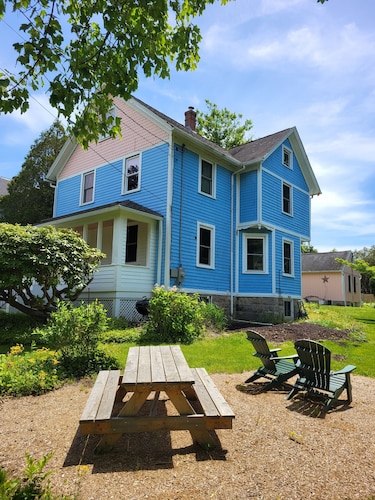 Comfortable Living in Casual 100 yr old Home, 10 min walk to Stonington Village