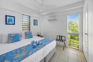 3 bedrooms, iron/ironing board, WiFi, bed sheets - Ocean View Villa -01 (Hamilton Island)